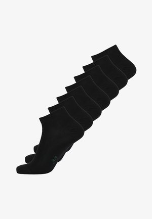 Sorte ankelstrømper arrangeret i en række, lavet af et glat, strækbart materiale med en ribbet kant. Grøn logoaccent på den ene strømpe.