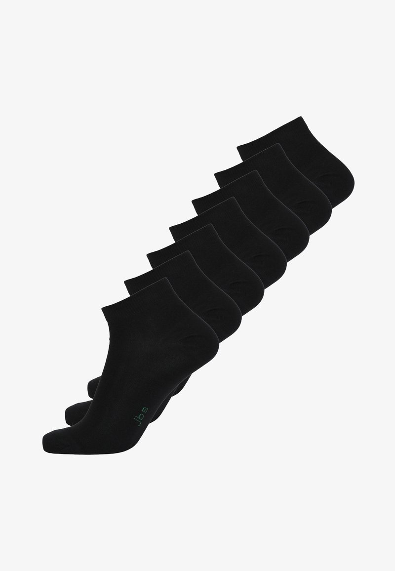 Calcetines negros hasta el tobillo dispuestos en fila, hechos de un material liso y elástico con un puño acanalado. Acabado con un logo verde en un calcetín.