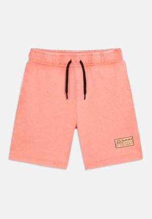 Ležerne kratke hlače koraljno ružičaste boje s crnim vezicama, elastičnim pojasom, bočnim džepovima i zakrpom "LJETO NA OBALE" na lijevoj nozi.