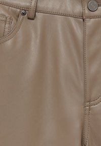 Taope-farbene Kunstlederhosen mit Fronttaschendetails, Bund mit Gürtelschlaufen und metallischen Knopfverschlüssen.