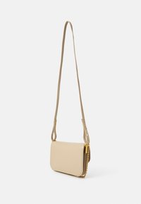 Borsa a tracolla in pelle verniciata beige, di forma rettangolare, con hardware color oro e un accento di catena testurizzata sul lato.