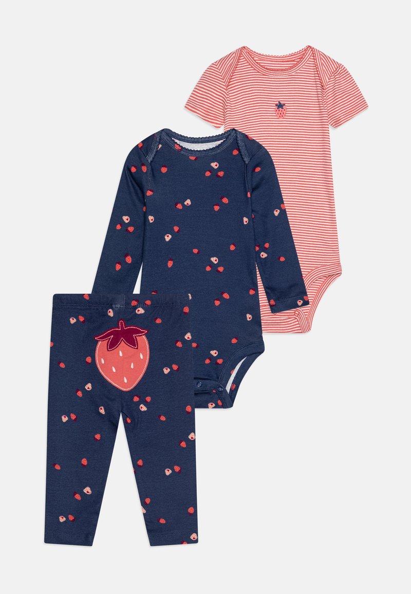 Trojdielny detský outfit: námornícky bodysuit s motívom jahôd, bodysuit s červenými a bielymi pruhmi, námornícke nohavice s veľkým akcentom jahody.