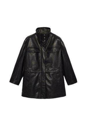 Czarna skórzana kurtka z wysokim kołnierzem, dwoma kieszeniami na piersi i dwiema kieszeniami bocznymi, o prostym kroju i zapięciu na napy.