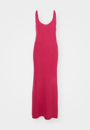 Ilga, prie kūno priglundantį suknelė ryškiai rausva spalva, su apvaliu iškirpimu ir plonomis petnešėlėmis. Pagaminta iš tekstūruoto, blizgaus audinio.