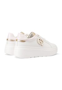 Sneakers platform bianchi con tomaia in pelle liscia, dettagli in oro e rosa metallizzati, e un elemento decorativo circolare sul lato.