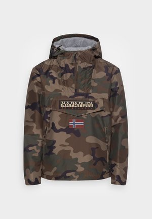 Veste à capuche à motif camouflage avec fermeture éclair frontale, poches latérales zippées, logo Napapijri et écusson drapeau norvégien sur la poche poitrine.