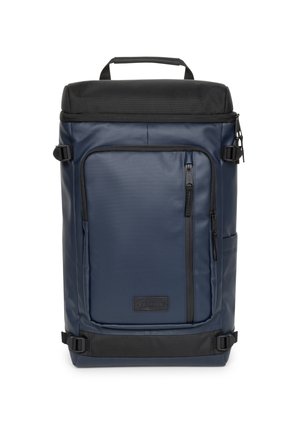 Mochila azul marino con parte superior negra, fabricada con tela resistente. Cuenta con un bolsillo frontal con cremallera, bolsillo lateral y correas ajustables.