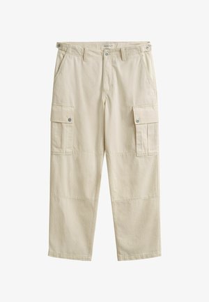 Beige katoenen cargobroek met knoopsluitingen op de zijzakken, riemlussen en rechte pijpen.