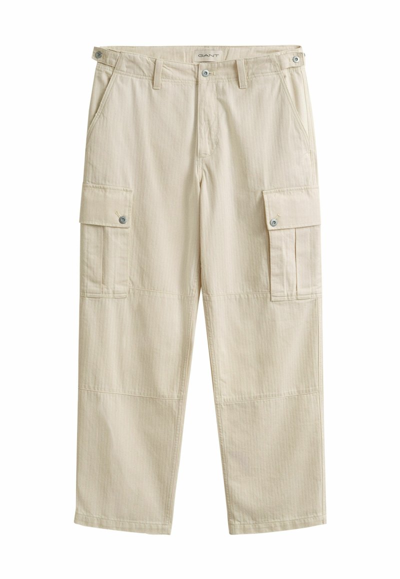 Pantalon cargo beige en coton avec poches latérales à boutons, passants pour ceinture et jambes droites.