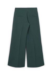 Pantaloni a gamba larga in tessuto verde scuro, caratterizzati da una texture liscia, tasche posteriori a fessura e linee pulite e sartoriali.