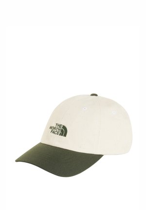 Beige baseballkasket med mørkegrøn buet skygge, der har The North Face-logo broderet i mørkegrønt på frontpanelet.