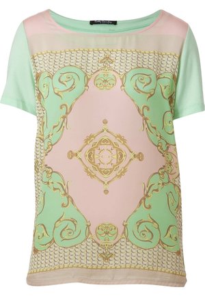 Top de manga corta en rosa pastel y verde, con un intrincado estampado dorado que combina patrones florales y geométricos sobre una tela suave.