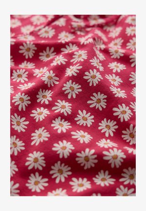 Rode stof met een herhalend patroon van witte madeliefjes met gele kern, met lichte plooien en textuur.