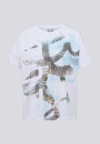 Weißes T-Shirt mit kurzen Ärmeln, das abstrakte hellblaue und graue Grafikmuster sowie große Textelemente in modernem Design zeigt.