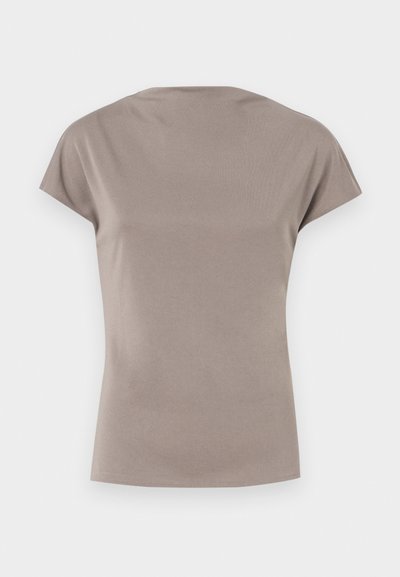 T-shirt de manga curta, com decote redondo, em um suave tecido taupe. Textura lisa com um ligeiro estiramento, apresentando um corte descontraído e sem padrões visíveis.