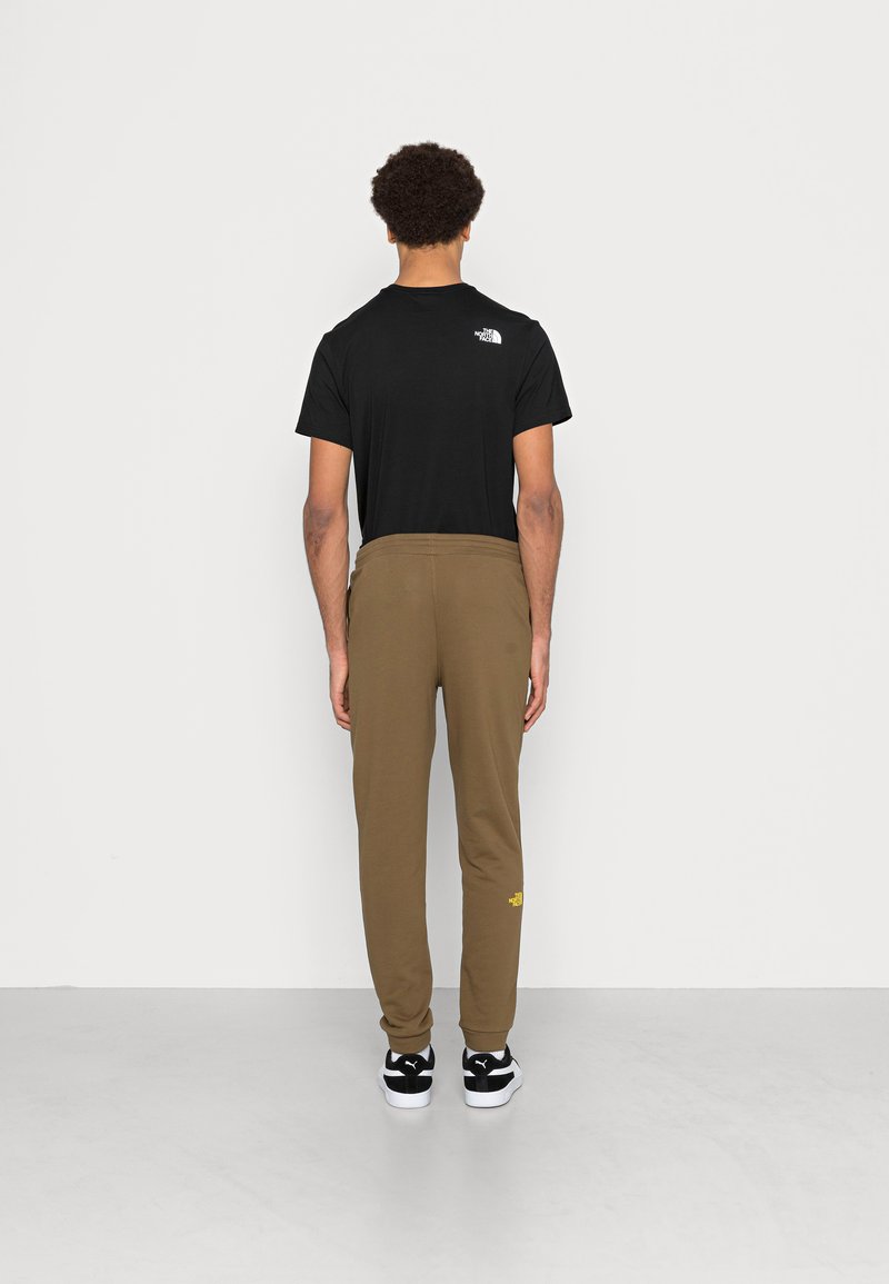 Herren Trainingsanzüge | The North Face COORDINATES Jogginghose military olive/oliv - WT19115 Herren Trainingsanzüge | The North Face COORDINATES Jogginghose military olive/oliv - WT19115