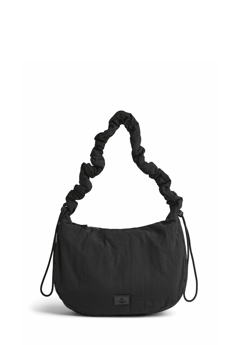 Sort stof håndtaske med en samlet rem, blød tekstur, rund form, lynlåslukning og et lille logo-patch på fronten.