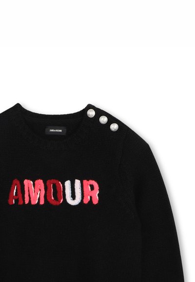 Μαύρο πουλόβερ με πολύχρωμη κεντητική "AMOUR" στο στήθος και τρία ασημένια κουμπιά στον αριστερό ώμο.