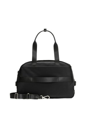 Czarna miękka torba podróżna z dwoma uchwytami, odpinanym regulowanym paskiem na ramię oraz poziomym paskiem z przodu.