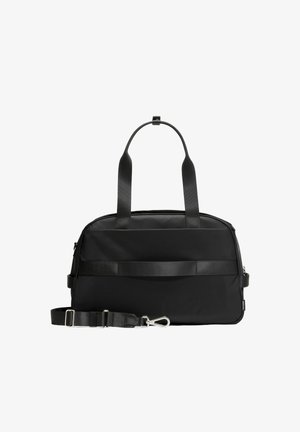 Czarna miękka torba podróżna z dwoma uchwytami, odpinanym regulowanym paskiem na ramię oraz poziomym paskiem z przodu.