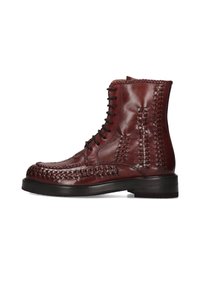 Botas de cuero hasta el tobillo en burdeos con intrincados detalles trenzados, cordones en la parte frontal y un tacón apilado. Textura suave y forma estructurada.
