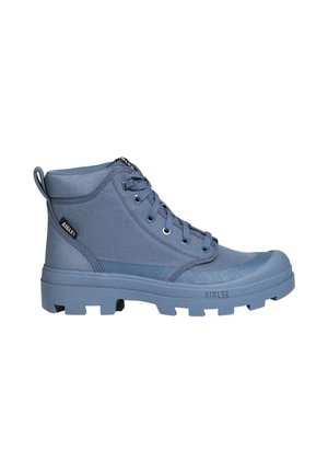 Bota azul alta con cordones, suela gruesa, parte superior de tela texturizada y etiqueta con marca en el lateral y la suela, diseñada para uso al aire libre.