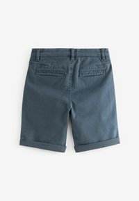 Mörkblå bomullsshorts med upprullade fållar, med två bakfickor och en slät, matt yta. Sömnadsdetaljer är synliga.