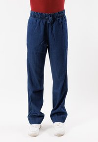 Pantaloni in denim blu con vita elasticizzata e cordino regolabile. Vestibilità comoda con tasche laterali e gambe a taglio dritto.