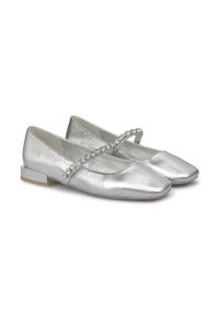 Ballerine metalliche argento con punta quadrata, decorate con una fascia di strass sul dorso del piede e tacco basso a blocco.