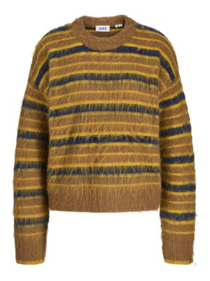 Maglione marrone peloso con strisce orizzontali gialle e blu navy, collo rotondo e maniche lunghe.