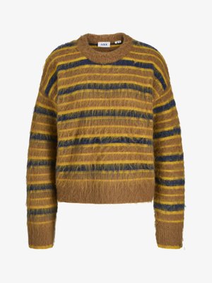 Rjavo puhasto majico s horizontalnimi rumenimi in temno modrimi črtami, z okroglim ovratnikom in dolgimi rokavi.