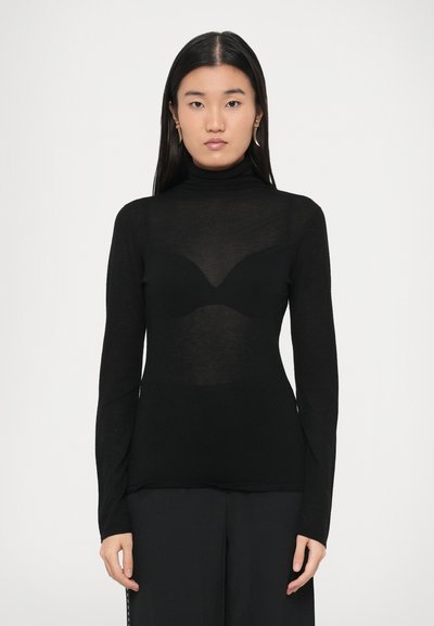 Top noir à manches longues avec col roulé en matériau léger et transparent, silhouette ajustée et texture lisse, présentant des lignes de contour subtiles.