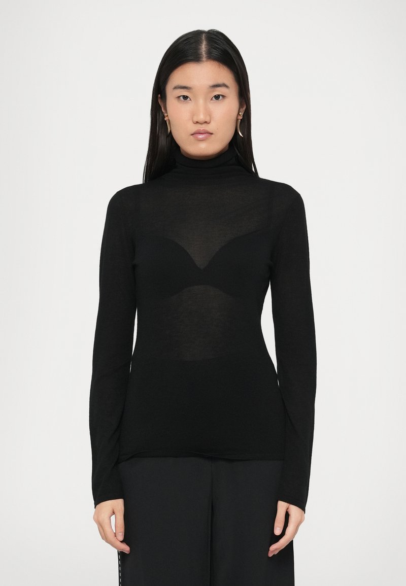 Mustast läbipaistvast kergest materjalist pikkade varrukatega kõrge kaelusega särk, millel on keha järgnev lõige ja sile tekstuur, peene kontuurjoonistusega.