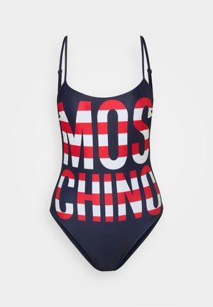 Yhden palan uimapuku tummansinisenä, jossa on rohkeat punaiset ja valkoiset raidoitetut tekstit "MOSCHINO." Säädettävät hihnat, sileä kangas ja korkea lahje.