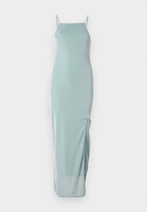 Robe longue sans manches de couleur vert menthe clair avec une texture scintillante. Elle comporte des bretelles fines et une fente latérale pour faciliter les mouvements.