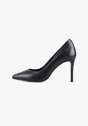 Escarpin en cuir noir à talon haut avec un bout pointu, une texture lisse et une légère découpe à l'avant, doté d'un talon aiguille fin.