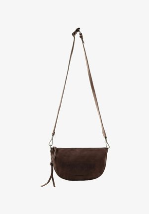 Sac bandoulière en cuir marron avec une forme arrondie, une longue sangle ajustable, une fermeture zippée en haut et des détails de design minimalistes.