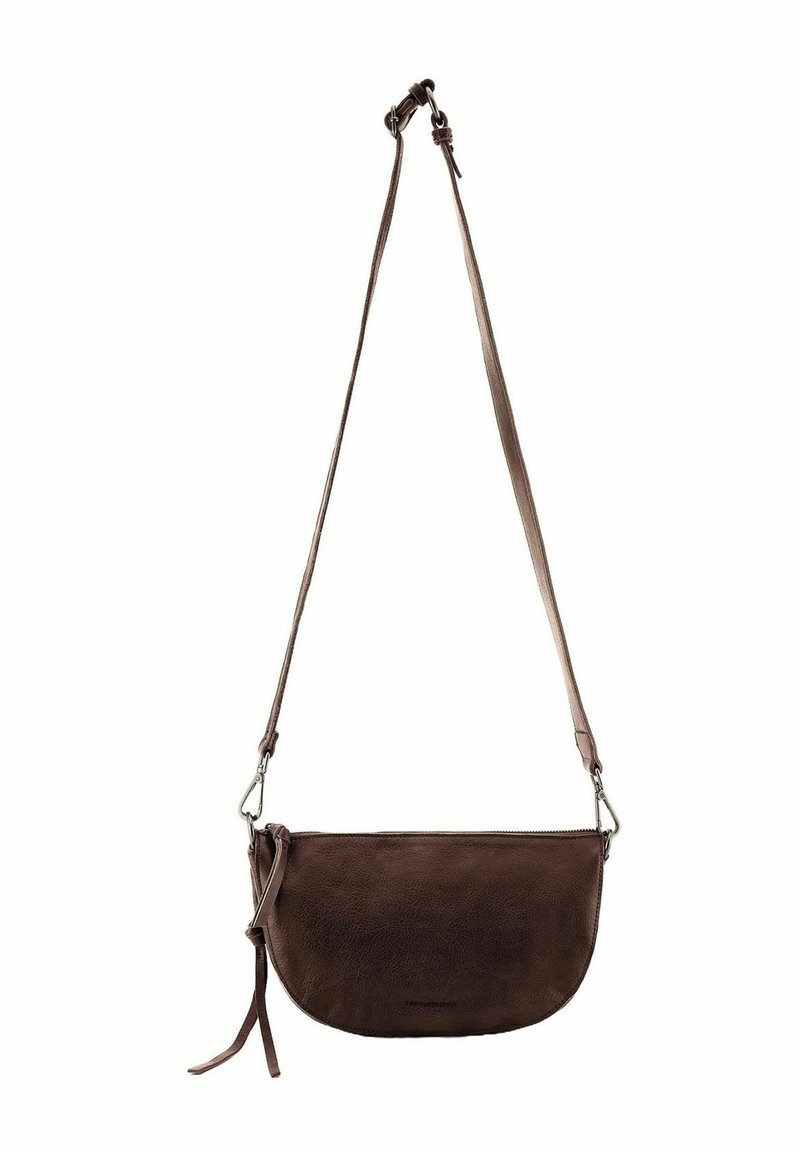 Sac bandoulière en cuir marron avec une forme arrondie, une longue sangle ajustable, une fermeture zippée en haut et des détails de design minimalistes.