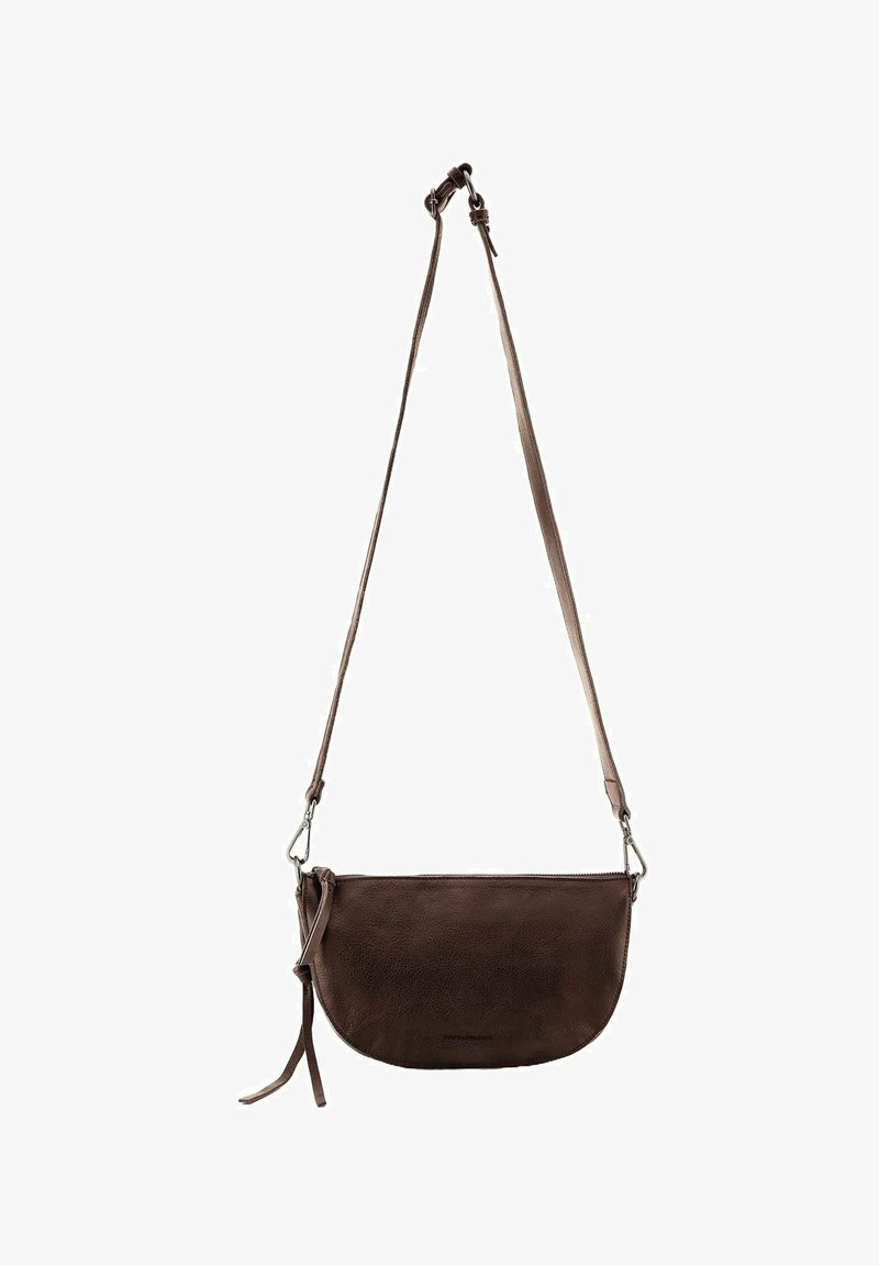 Braune Leder-Crossbody-Tasche mit einer runden Form, einem langen verstellbaren Tragegurt, einem oberen Reißverschlussverschluss und minimalistischem Design.