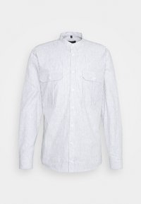 Camicia a maniche lunghe bianca con sottili righe blu. Presenta un colletto alla cinese e due tasche sul petto. Tessuto di cotone con una consistenza liscia.