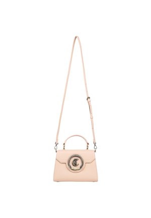 Sac à main en cuir pêche avec un design structuré, logo circulaire en métal, une bandoulière amovible et une poignée supérieure.