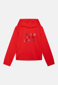 Raudona pūkinė striukė su priekinėmis kišenėmis, kuriame pavaizduota "CALVIN KLEIN JEANS" logotipas skirtingomis spalvomis. Rankogaliai ir apykaklė yra raiboti. Lygus audinys.