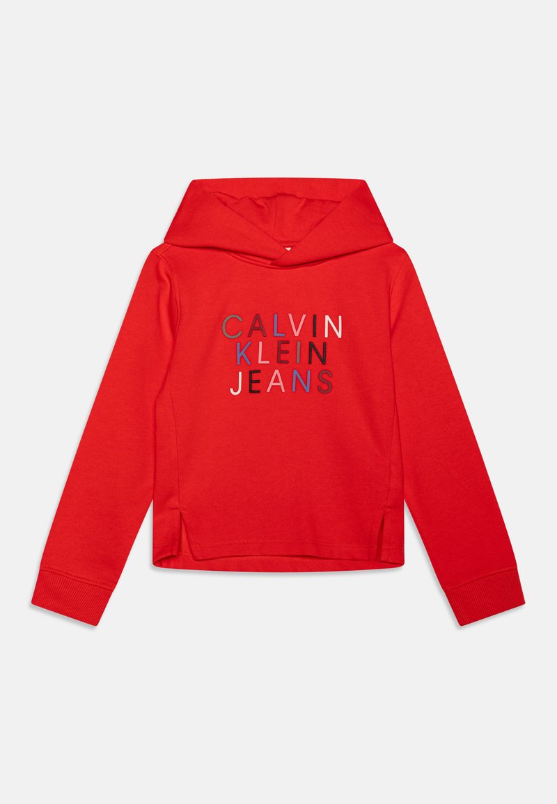 Raudona pūkinė striukė su priekinėmis kišenėmis, kuriame pavaizduota "CALVIN KLEIN JEANS" logotipas skirtingomis spalvomis. Rankogaliai ir apykaklė yra raiboti. Lygus audinys.
