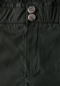 Pantaloni in tessuto verde scuro, lisci, con vita piatta, due bottoni metallici argentati e una tasca laterale con cuciture visibili.