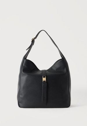 Schwarze Lederschultertasche mit genarbter Oberfläche, verstellbarem Riemen und einem zentralen, goldfarbenen Schnallendetail auf einfachem weißem Hintergrund.