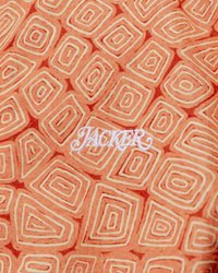 Oranges Gewebe mit einem geometrischen Muster aus überlappenden Quadraten und Rechtecken. Unten ist der weiß gestickte Text "JACKER" zu sehen.