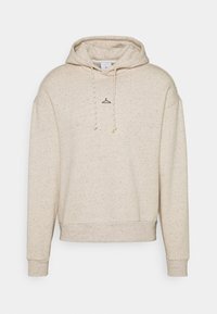 Sudadera con capucha beige hecha de tela texturizada con motas multicolores. Cuenta con capucha con cordón y un pequeño logo de percha en el pecho.