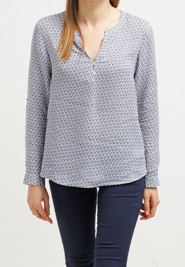 Blusa leggera a maniche lunghe di colore blu pallido con un motivo geometrico. Presenta una scollatura a V e un orlo arrotondato. Adatta per un look casual.