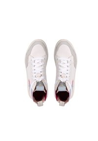 Sneakers alte bianche con accenti rosa e blu, realizzate in pelle liscia e strutturata, con chiusura a lacci e tallone rinforzato.