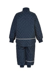 Conjunto de chaqueta y pantalones acolchados azul marino con cuello alto, puños acanalados y franja reflectante en los pantalones para mayor visibilidad. Patrón de diamante texturizado.